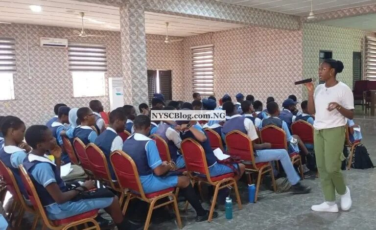 Female NYSC Member Brings AI to Lagos Public School Students